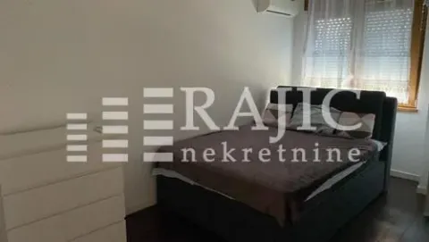 Nameštena spavaća soba sa bračnim krevetom i komodom. - image 4