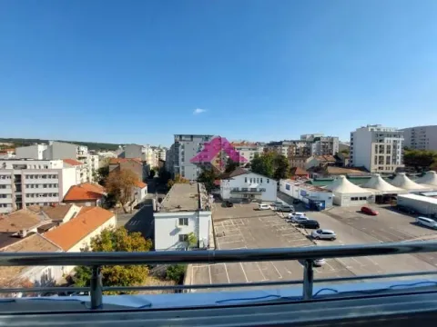 Pogled na grad sa terase. - image 10