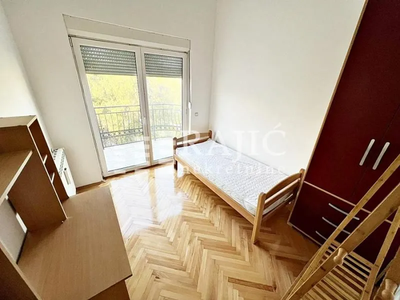 Furnished bedroom with a bed, wardrobe, and access to the terrace.