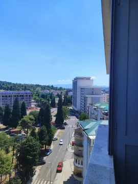 Pogled sa terase na gradski pejzaž i ulice. - image 7