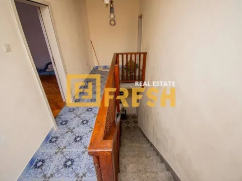 Izdavanje, kuća, 214m², Tološi, Podgorica - image 18