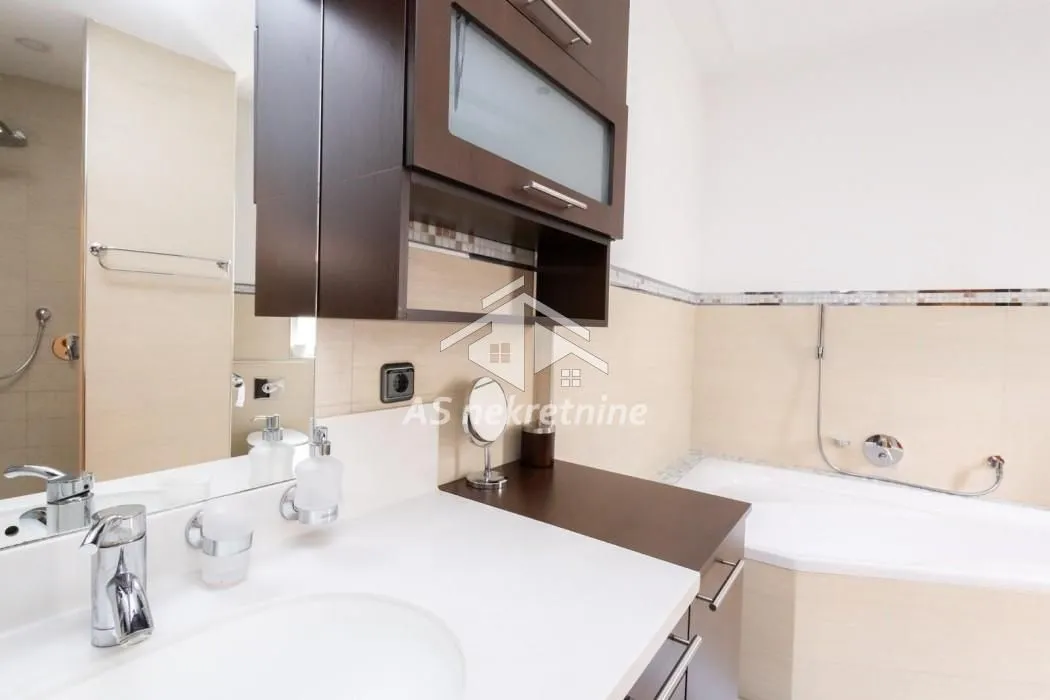 Izdavanje, četvorosoban stan, 140m², Obilićev Venac, Beograd