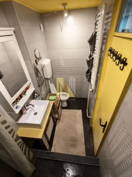 Manje kupatilo sa tuš kabinom, umivaonikom i WC šoljom. - image 32