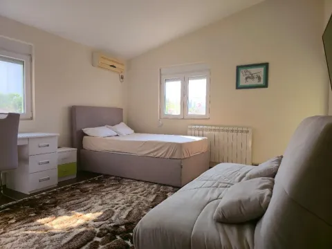 Rent, house, 184m², Velje Brdo, Podgorica - image 12