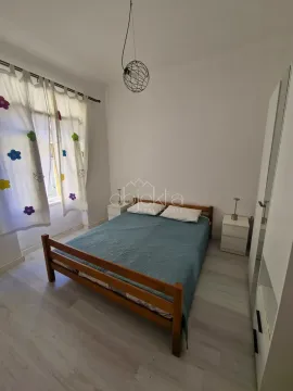 Spavaća soba sa bračnim krevetom, noćnim stočićima i garderoberom. - image 11