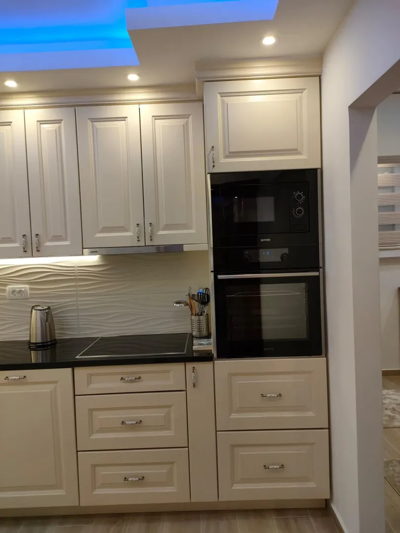 Izdavanje, dvosoban stan, 70m², Centar, Bar