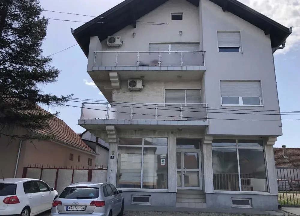 Izdavanje, trosoban stan, 112m², Centar, Inđija