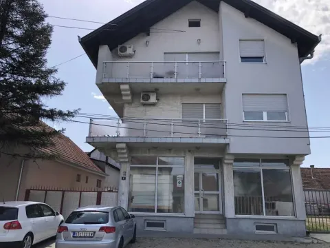Izdavanje, trosoban stan, 112m², Centar, Inđija - image 1