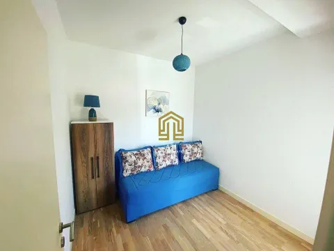 Manja spavaća soba sa plavim krevetom i drvenim ormarom. - image 4