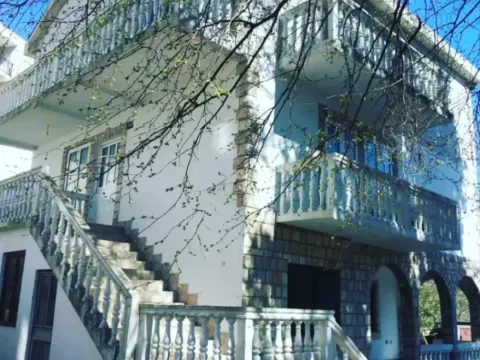 Kuća in Mainski Put