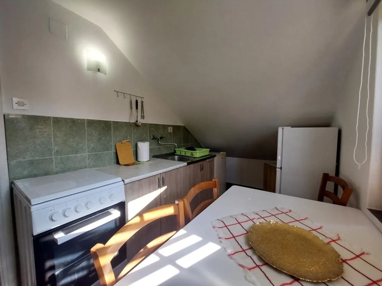 Izdavanje, dvosoban stan, 80m², Kalimanj, Tivat