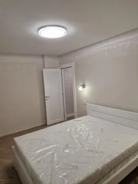 Spavaća soba sa krevetom i otvorenim vratima. - image 12
