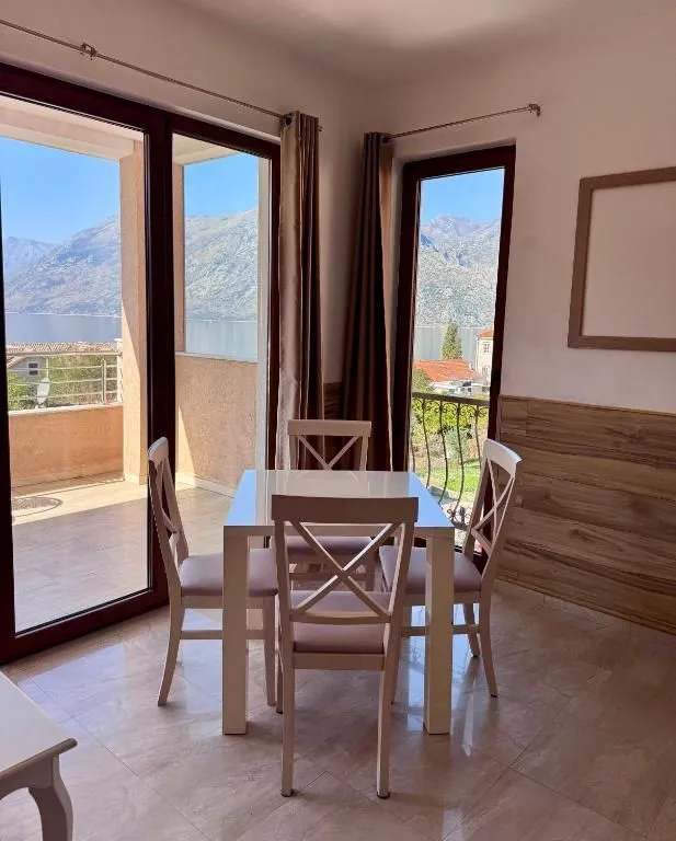 Rent, hospitality venue, 500m², Dobrota, Kotor
