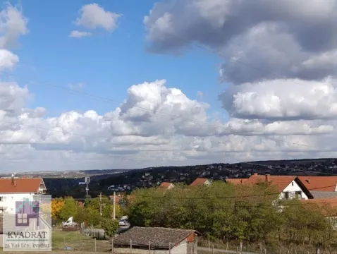 Pogled na okolno naselje i prirodu sa prostranim nebom. - image 4