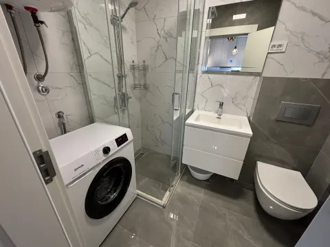 Moderne kupatilo sa tuš kabinom, umivaonikom, WC šoljom i veš mašinom. - image 7