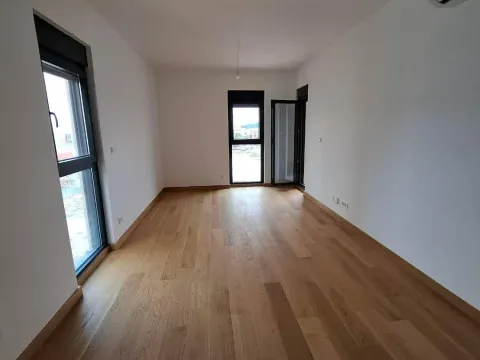 Izdavanje, jednosoban stan, 45m², New City, Podgorica - image 1