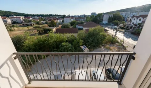 Pogled sa balkona na okolno naselje i zelenilo. - image 7