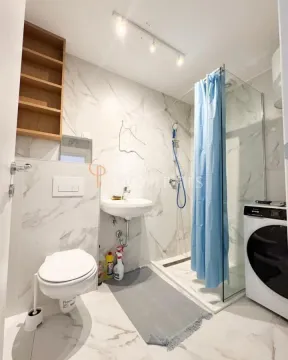 Moderne kupatilo sa tuš kabinom, umivaonikom, WC šoljom i veš mašinom. - image 4