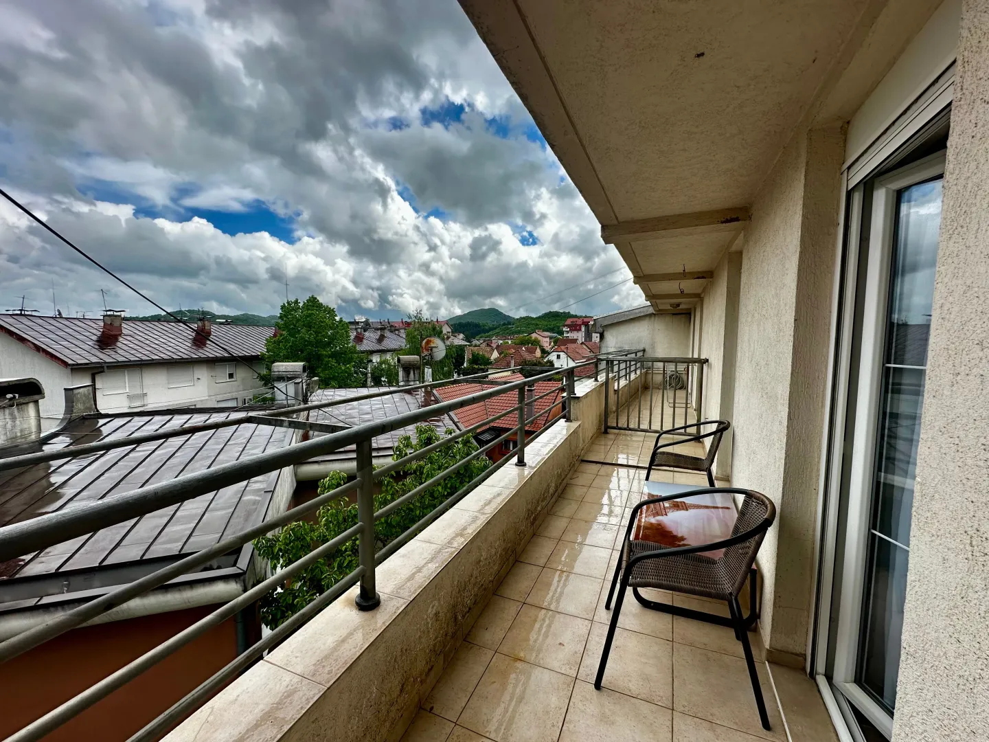 Izdavanje, dvosoban stan, 80m², Centar, Cetinje