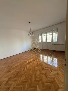 Prazna dnevna soba sa parketom i velikim prozorima. - image 13