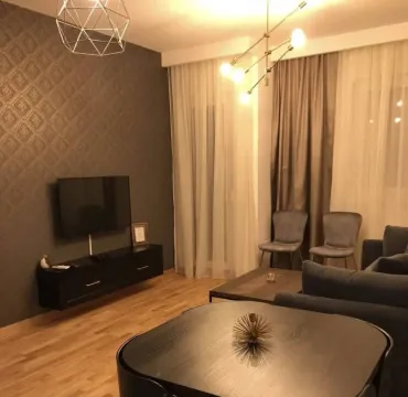 Dnevna soba sa garniturom, TV-om i modernom rasvjetom. - image 2