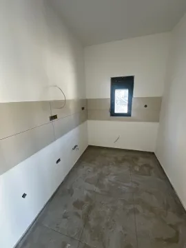 Prazna kuhinja u izgradnji sa pločicama i prozorom. - image 7