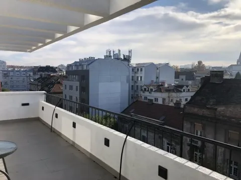Spacious terrace with a city view. - image 3