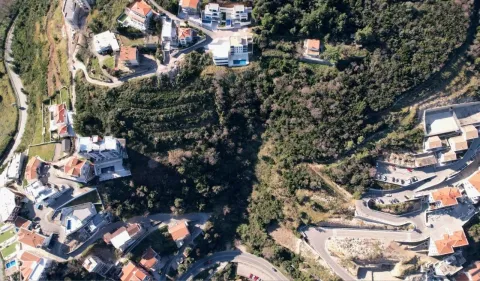 Pogled iz vazduha na naselje i okolni teren. - image 2