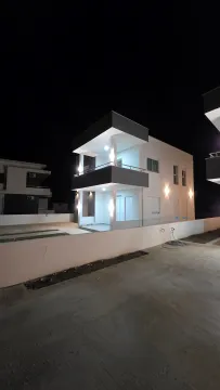 Pogled na moderno zdanje kuće noću. - image 3