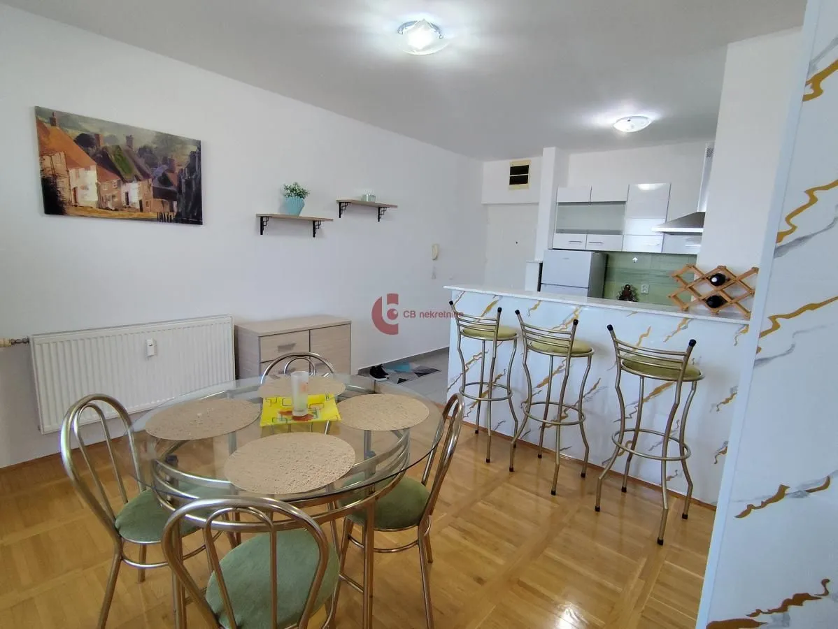 Izdavanje, trosoban stan, 90m², Centar, Subotica