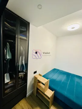 Manja spavaća soba sa krevetom i ugradnim ormarom sa staklenim vratima. - image 8