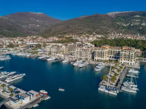 Pogled iz vazduha na modernu marinu i priobalni kompleks zgrada sa jahtama. - image 24