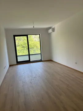 Prazna soba sa parketom i izlazom na terasu. - image 4