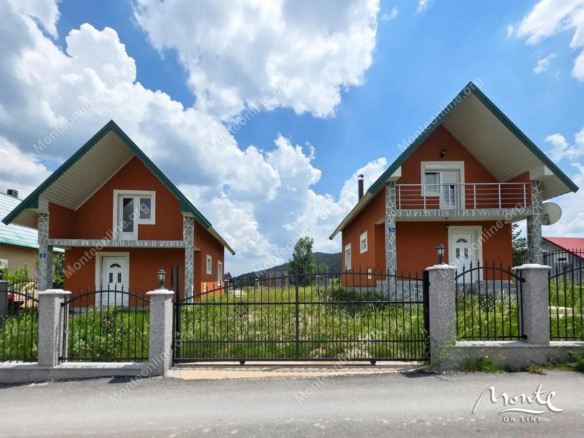 Spoljašnji izgled dvije kuće sa ogradom i dvorištem.