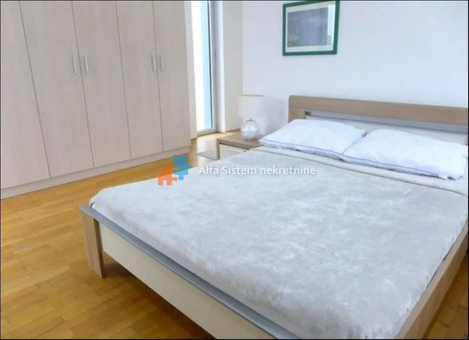 Izdavanje, četvorosoban stan, 250m², Savski Venac, Beograd