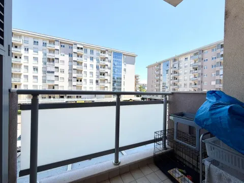 Pogled sa balkona na okolne stambene zgrade. - image 13