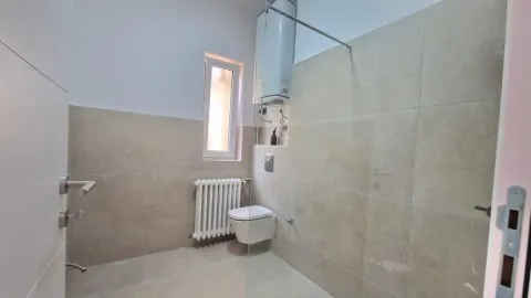 Moderno kupatilo sa tuš kabinom, WC šoljom i radijatorom. - image 6