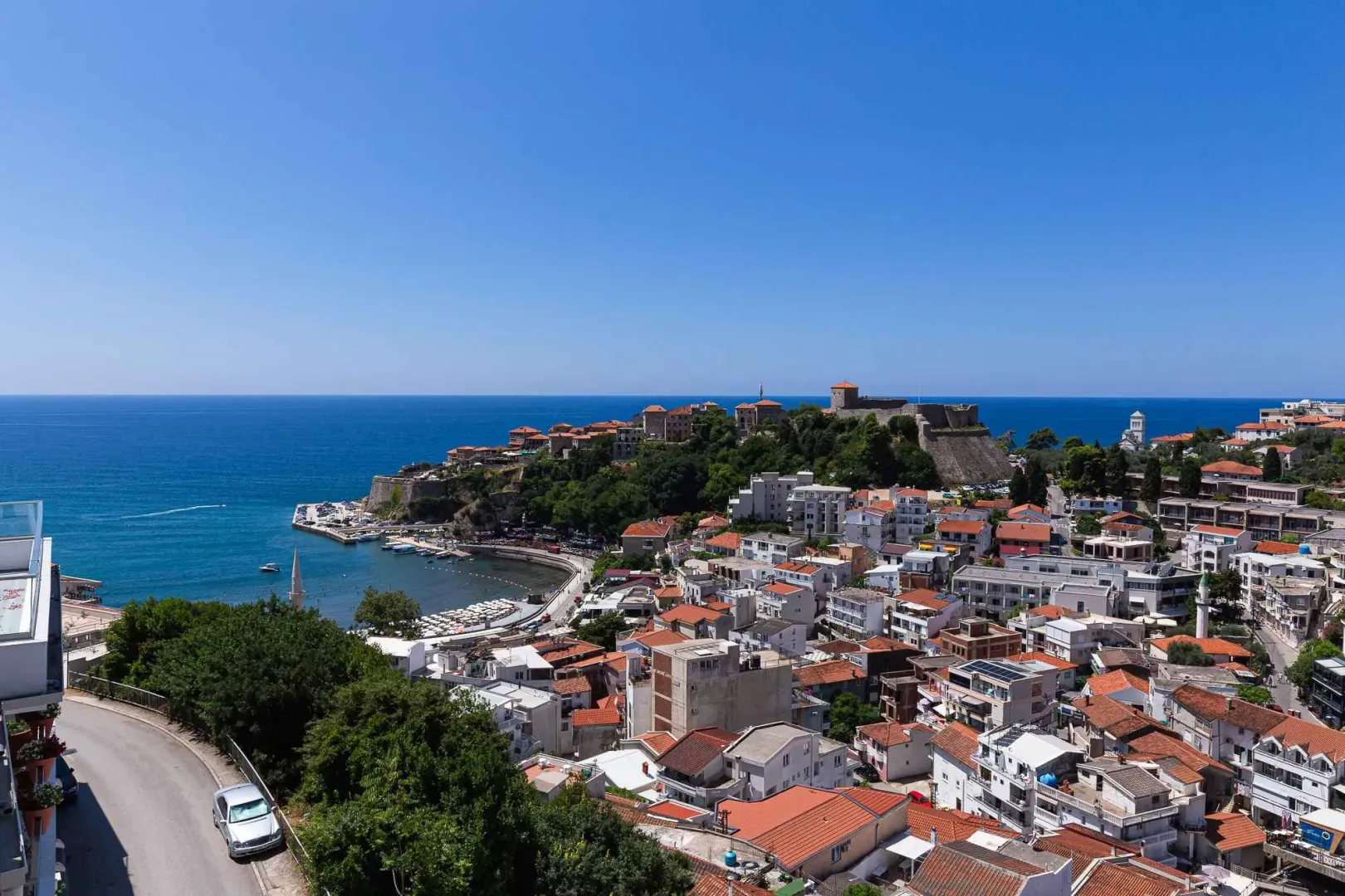 Pogled sa terase na stari grad i more.