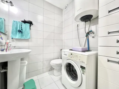 Kupatilo opremljeno sanitarijama, mašinom za veš i bojlerom. - image 10