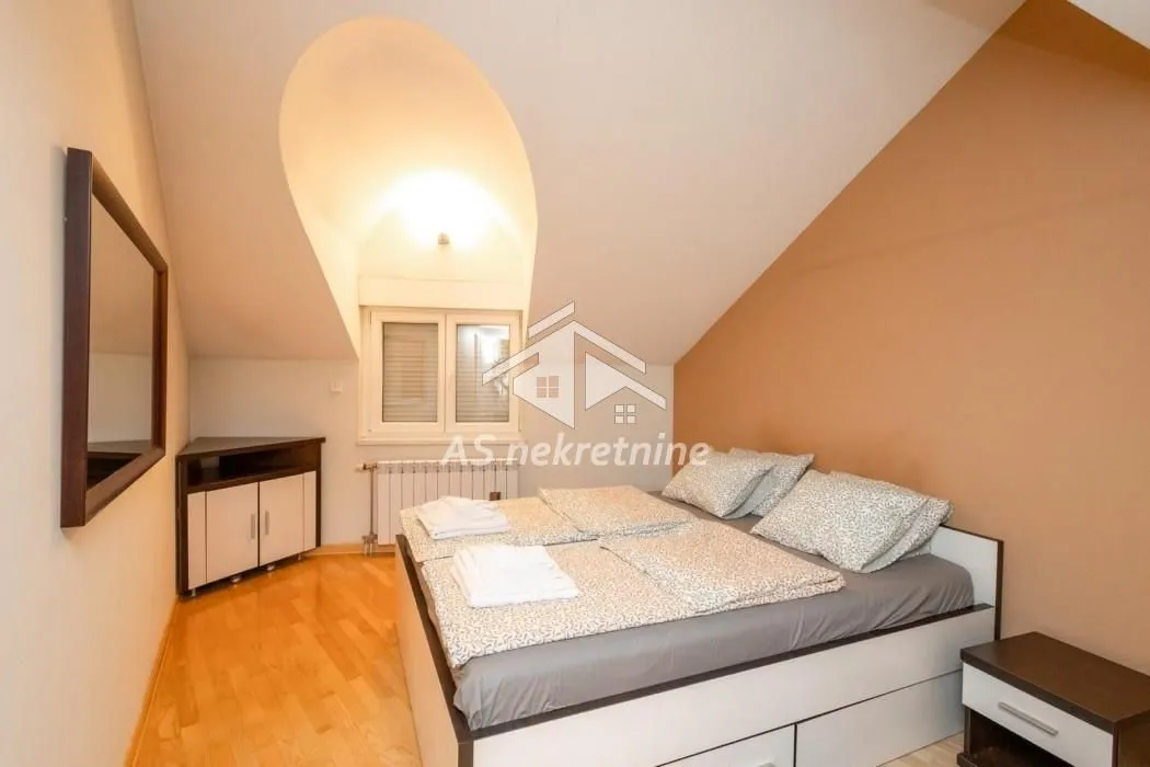 Izdavanje, četvorosoban stan, 140m², Obilićev Venac, Beograd