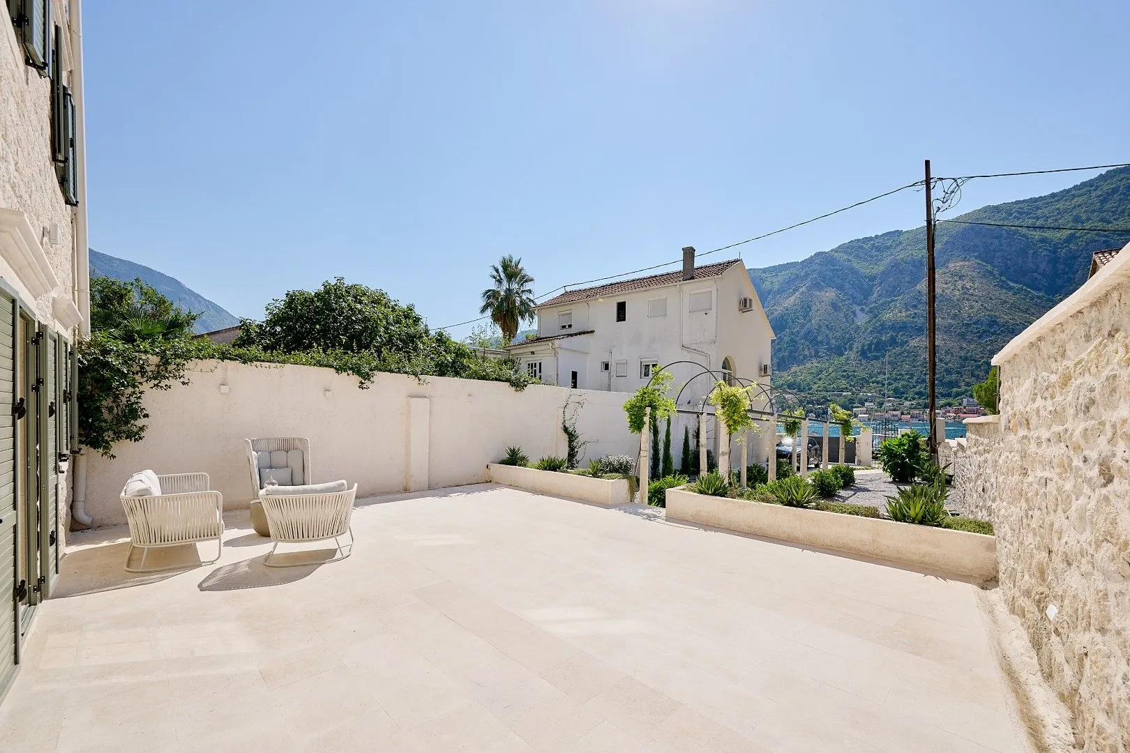 Rent, house, 200m², Dobrota, Kotor