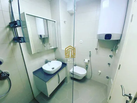 Savremeno opremljeno kupatilo sa umivaonikom i tuš kabinom. - image 7