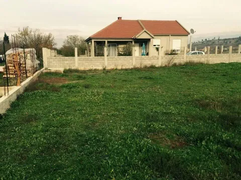 Porodična kuća sa prostranim dvorištem ograđenim betonskim zidom. - image 2
