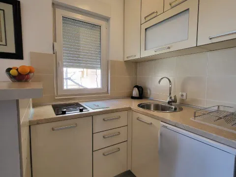 Rent, one bedroom apartment, 50m², Petrovac, Budva - image 10