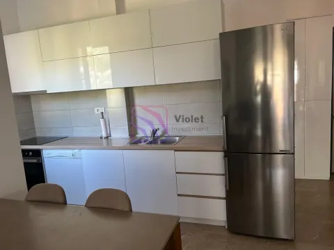 Moderna kuhinja sa bijelim elementima i inoks frižiderom. - image 12