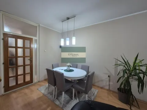 Trpezarija sa stolom, stolicama i lusterom. - image 12