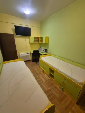 Dječja spavaća soba sa dva kreveta i radnim stolom. - image 13