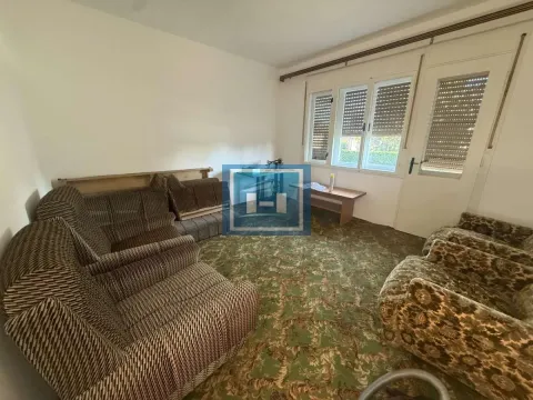 Living room with seating furniture and a window. - image 3