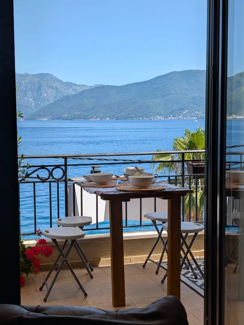 Terasa sa stolom za ručavanje i predivnim pogledom na more i planine.