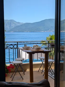 Terasa sa stolom za ručavanje i predivnim pogledom na more i planine. - image 10